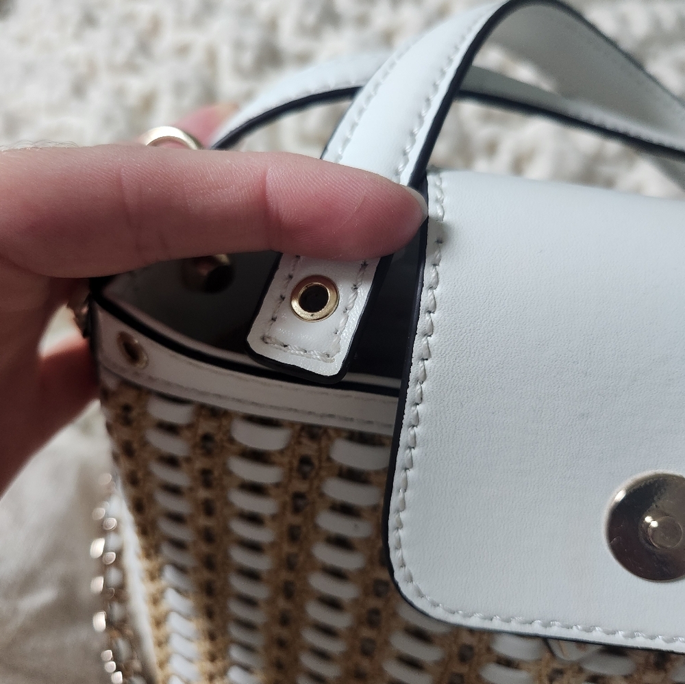 NWOT GUESS ATALIA RAFFIA CROSSBODY BUCKET. Flawed See Below - Picture 10 of 11